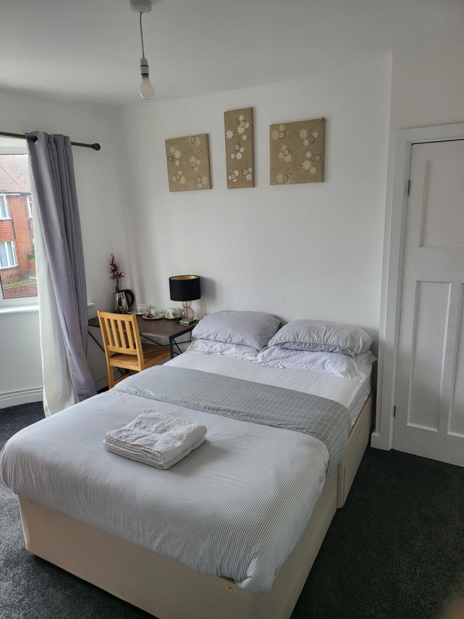 Petals Rm Hotel Leeds  Exterior photo