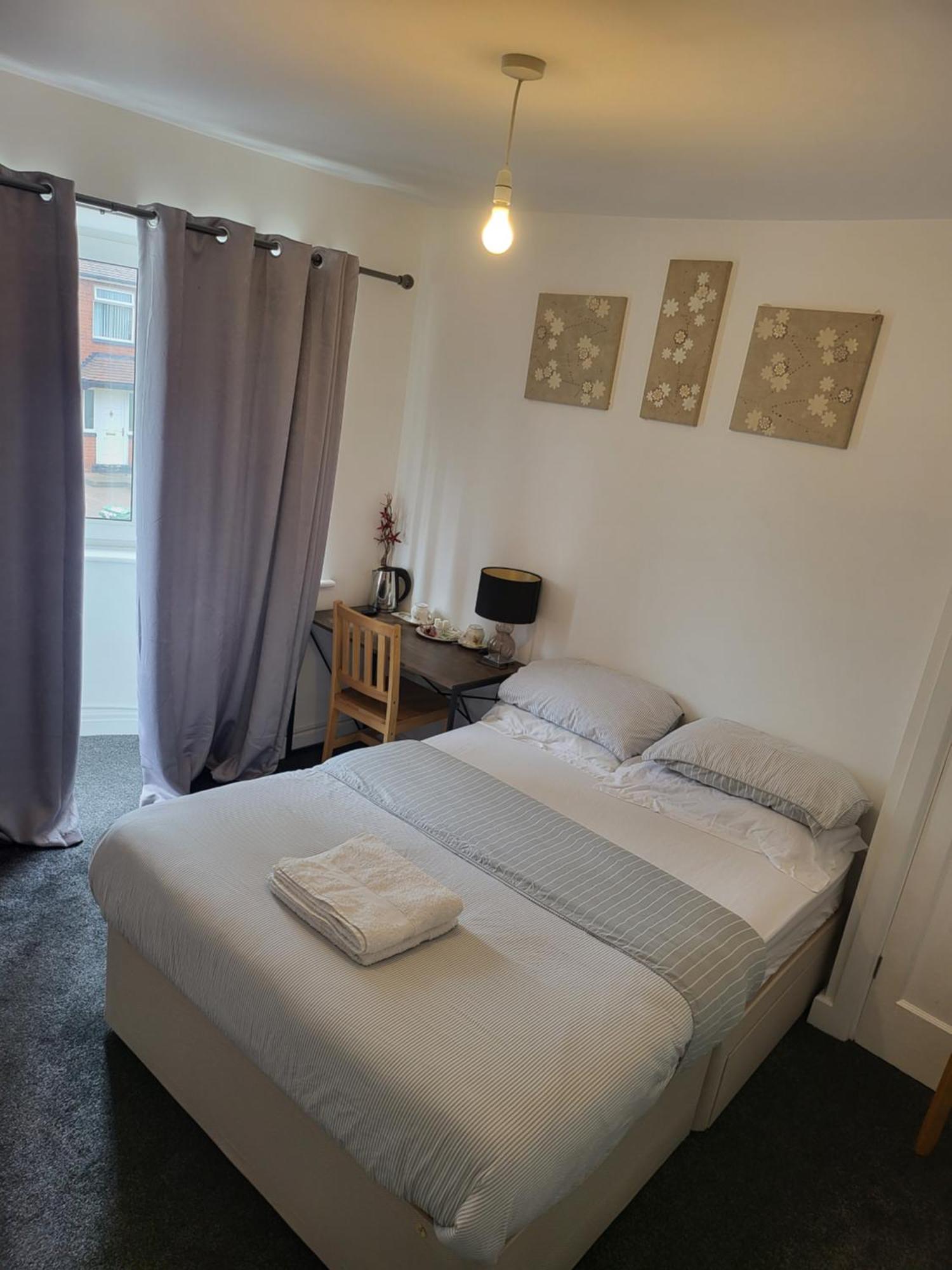 Petals Rm Hotel Leeds  Exterior photo